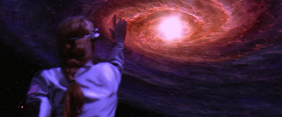 JackOCine's tweet image. #Contact déjoue les attentes du genre en troquant la conquête intersidérale contre celle de l’invisible. Robert Zemeckis y fait de l’imaginaire un moteur d’exploration plus puissant que n’importe quelle fusée, rappelant que le plus lointain voyage commence souvent ici-bas.