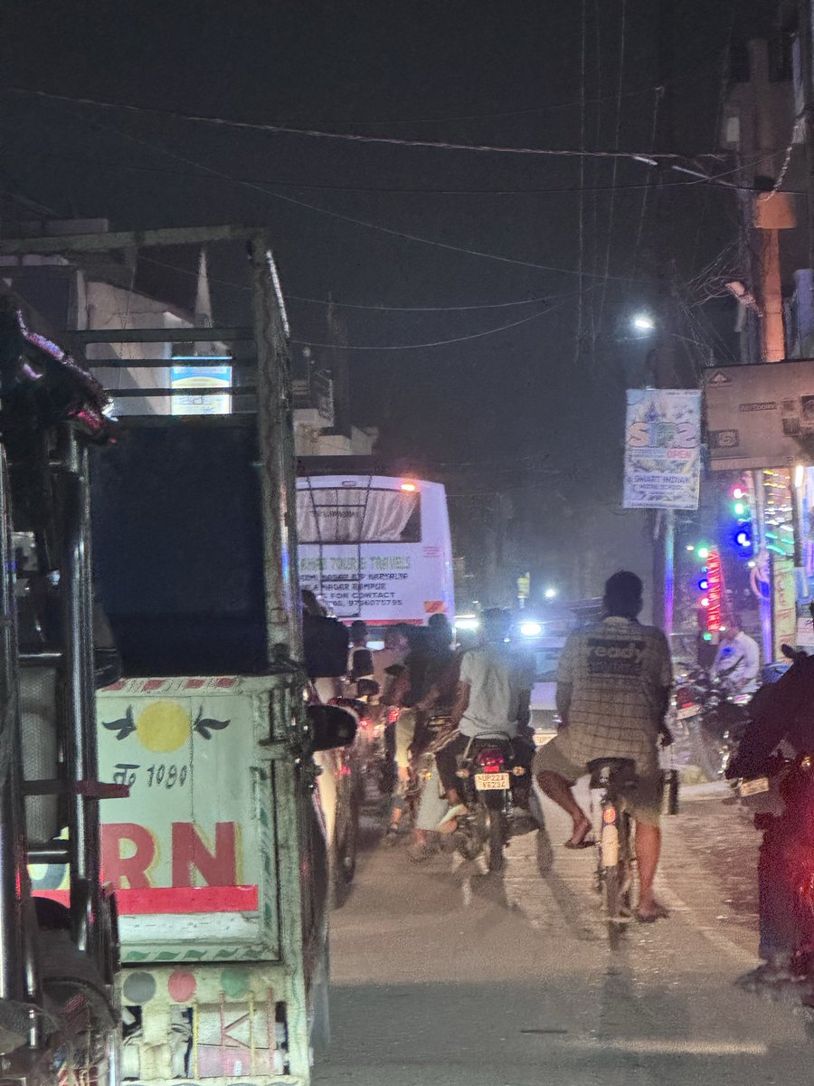 vcksingh789's tweet photo. The road from Sri Ram Chawk to Agapur   Village has become a daily traffic mess evryone stuck for 15+ min. every time! 
Shops &amp; houses have encroached on the road, ramps block space.
Rqstng urgnt action frm @DmRampur sir  to clear the encroachments and restore smooth traffic🙏🏻 https://t.co/fBFMnH6Ujz