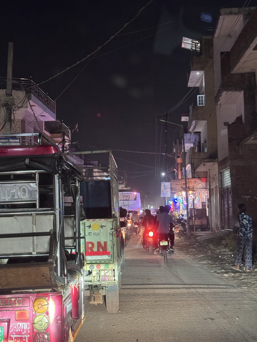 vcksingh789's tweet photo. The road from Sri Ram Chawk to Agapur   Village has become a daily traffic mess evryone stuck for 15+ min. every time! 
Shops &amp; houses have encroached on the road, ramps block space.
Rqstng urgnt action frm @DmRampur sir  to clear the encroachments and restore smooth traffic🙏🏻 https://t.co/fBFMnH6Ujz