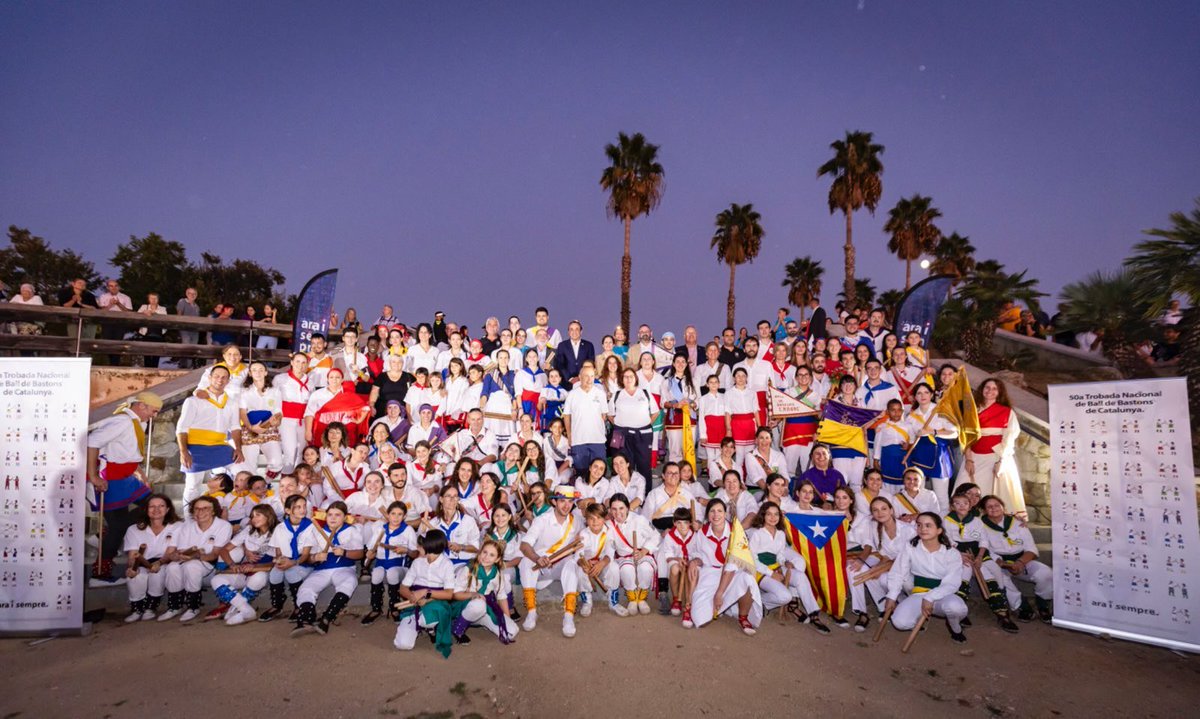 shalmodovar's tweet photo. Al Parc Central del Vallès s’hi han aplegat centenars de dansaires vinguts d’arreu del país a la 50a Trobada Nacional de Ball de Bastons. Hi hem vist molta gent jove i algunes innovacion!!! Per molt anys més! https://t.co/IirX1n4J0d