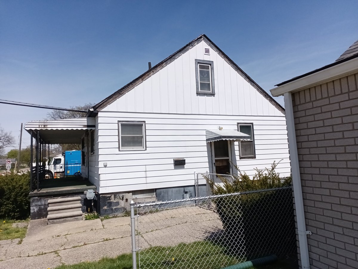 DetroitIWW's tweet photo. Photo essay depicting gentrification in Hazel Park. Gentrifiers are community wreckers and should be opposed by any means necessary. Thread (1/10) https://t.co/XaCbyAaMDR