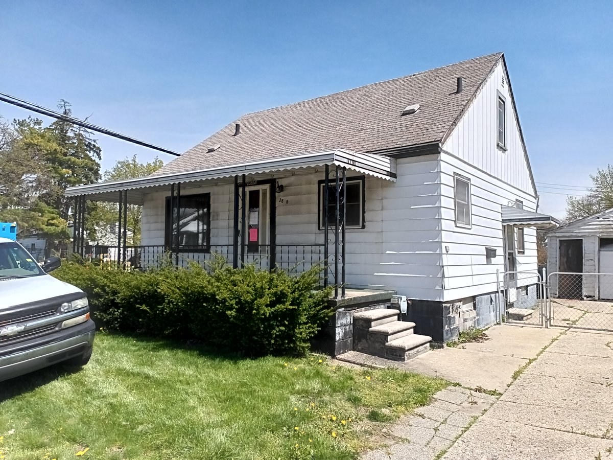 DetroitIWW's tweet photo. Photo essay depicting gentrification in Hazel Park. Gentrifiers are community wreckers and should be opposed by any means necessary. Thread (1/10) https://t.co/XaCbyAaMDR