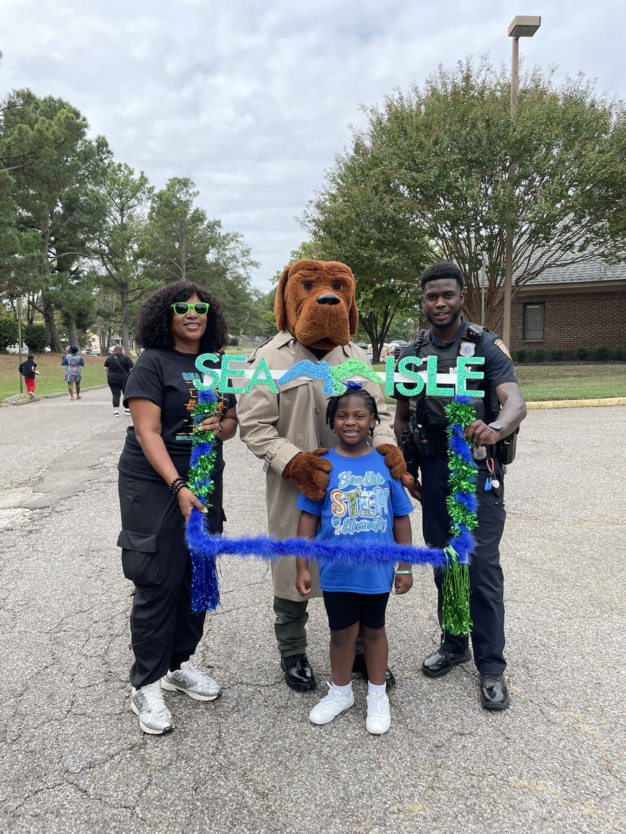 SeaIsleSeahawks's tweet photo. We had a great time today at the Sea Isle Park Neighborhood Festival! #SIPFEST https://t.co/mbuth6ygNH