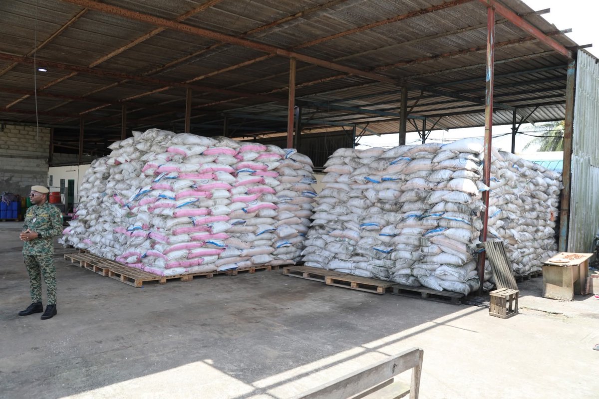 🚨 FRAUDE DOUANIÈRE
Les #DouanesCI ont saisi plus de 11 tonnes de produits médicaux falsifiés et près de 110 tonnes de sucre lors de deux opérations menées par l’UMIR à Ponondougou et Boundiali.

facebook.com/share/p/16U2VJ…