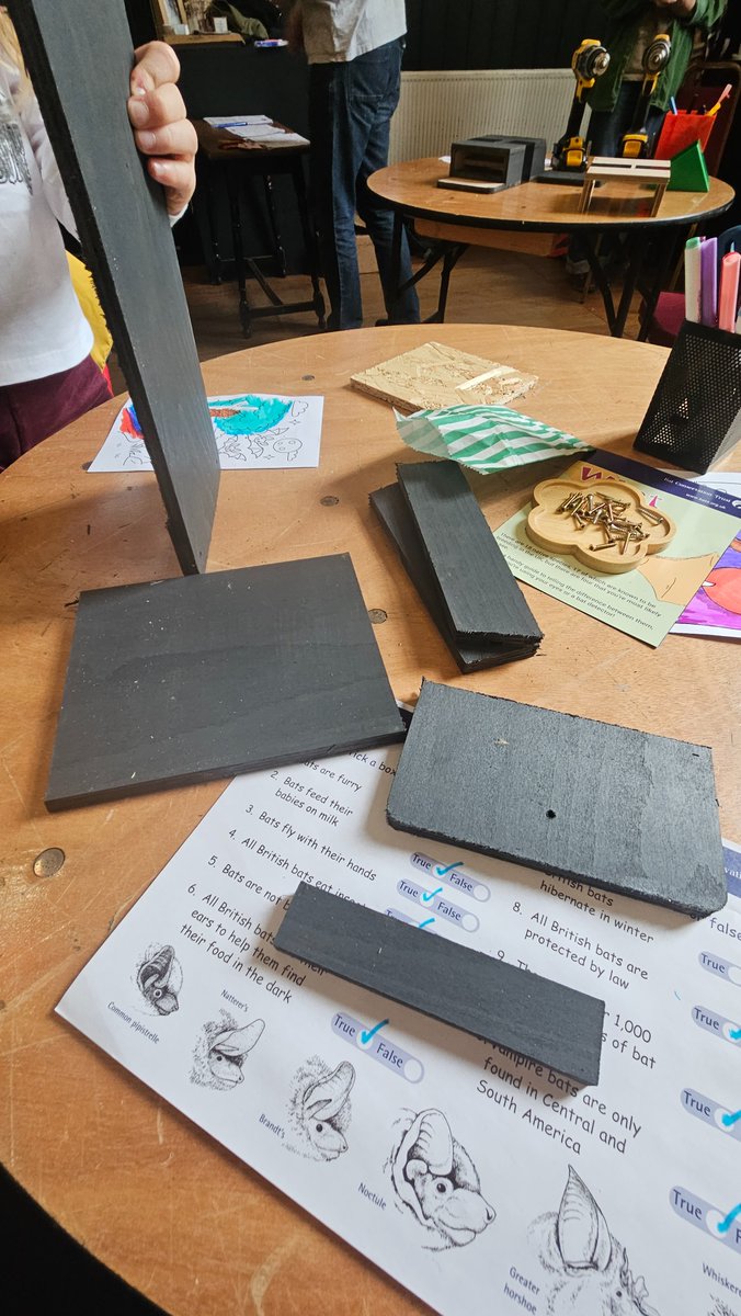 StaceyEleanorG's tweet image. Enjoyed making #bat #boxes with the #lancaster #Council and @WildlifeTrusts today... With four real #bats Ava and I loved it :) 🦇😊😘❤️😍 Also meeting bat #heroes