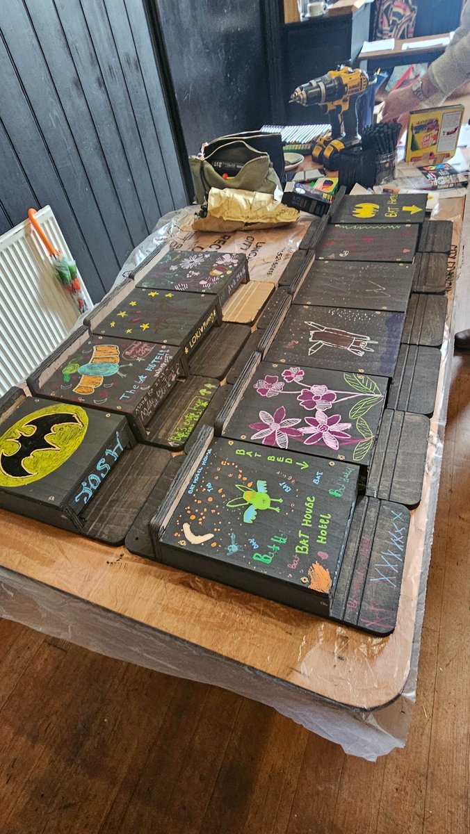StaceyEleanorG's tweet image. Enjoyed making #bat #boxes with the #lancaster #Council and @WildlifeTrusts today... With four real #bats Ava and I loved it :) 🦇😊😘❤️😍 Also meeting bat #heroes
