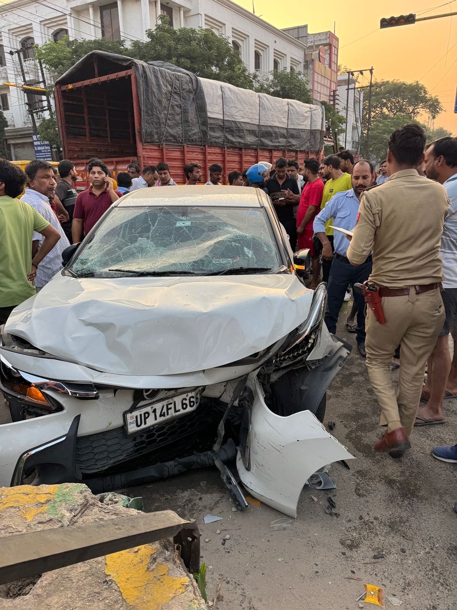 jsuryareddy's tweet image. Morning Walk turned Tragic, when a Speeding car rammed into 4 Pedestrians and hit the divider, near Rakesh Marg on GT Road, in #Ghaziabad, outskirts of Delhi, around 5.45 am on Saturday, caught on #CCTV, killing three women and leaving a man critically injured.
#RoadSafety…