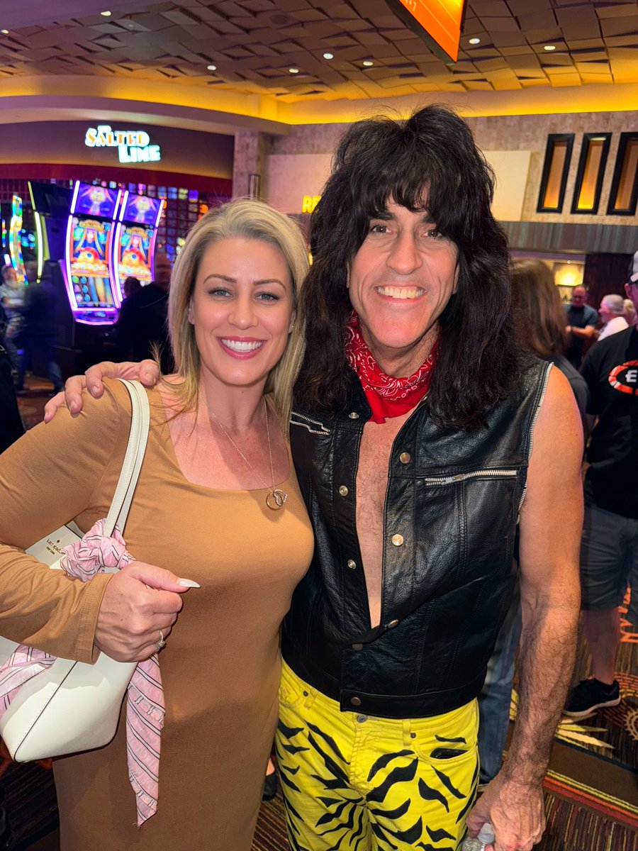 vegasdanixo's tweet photo. FanHalen rocks 🎸 #derekfuller #fanhalen #hardrock #fridaynightinvegas #ailante #familyfun https://t.co/E6fUHIwQz8