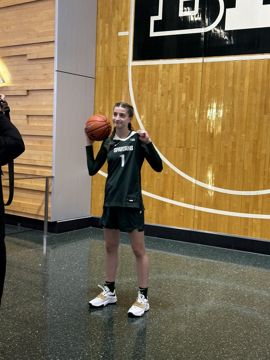 OJRytlewski7's tweet photo. Yesterday I was invited to MSU @MSU_WBasketball for an unofficial visit. Got to meet the coaches, players, other prospects @Paisley23x and experience my first midnight madness at the Breslin. https://t.co/aiZyjiIgRo
