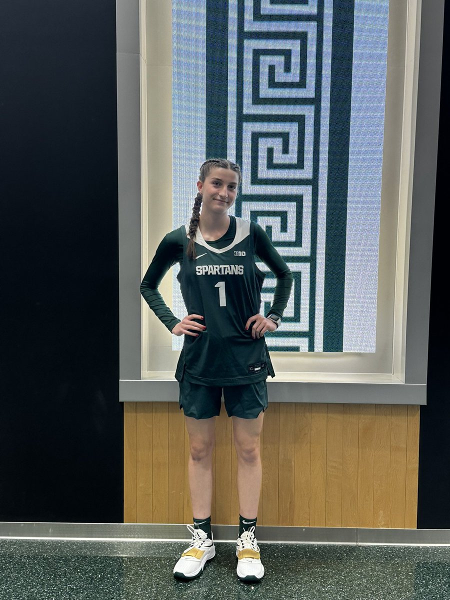 OJRytlewski7's tweet photo. Yesterday I was invited to MSU @MSU_WBasketball for an unofficial visit. Got to meet the coaches, players, other prospects @Paisley23x and experience my first midnight madness at the Breslin. https://t.co/aiZyjiIgRo