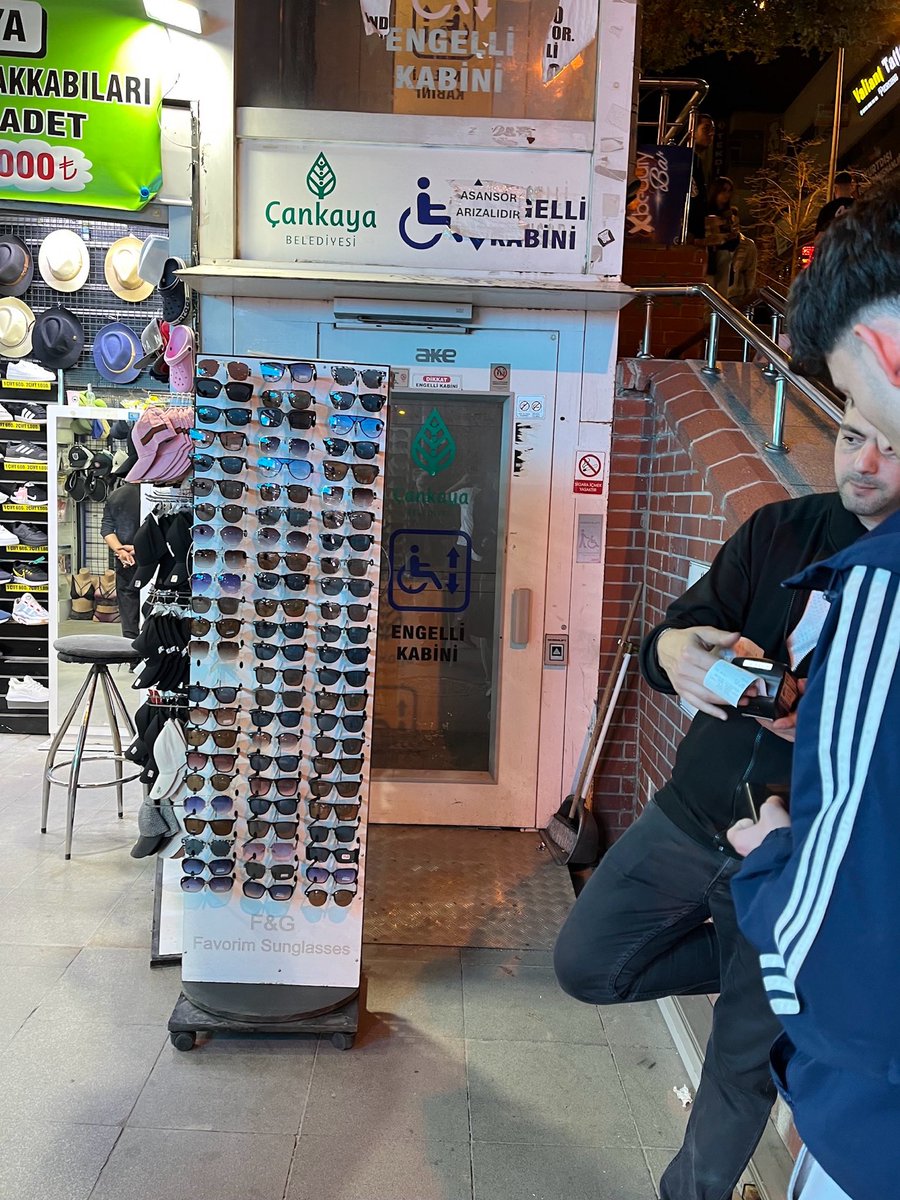 Engelliler bu eziyete daha ne kadar katlanacaklar !!!

Ankara Büyükşehir ya da Çankaya Belediyesi'nin bir asansör yaptırabilecek bütçesi yok mu? 

<a href="/abbbasin/">Ankara Büyükşehir Basın</a> , <a href="/cankayabelediye/">Çankaya Belediyesi</a> , <a href="/hcanguner/">Hüseyin Can Güner</a> <a href="/mansuryavas06/">Mansur Yavaş</a> <a href="/ankahabera/">ANKA Haber Ajansı</a>