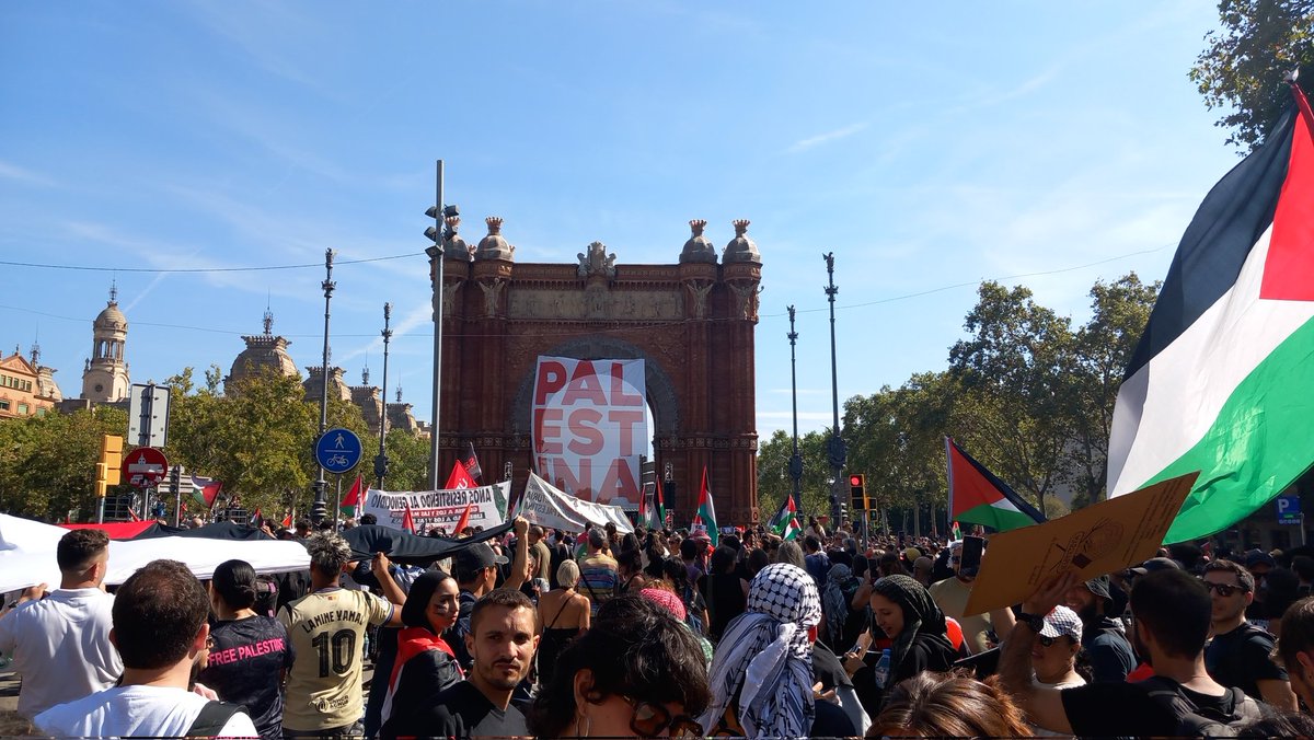 La manifestació contra el Genocidi a Barcelona ha estat massiva, i n'hi ha hagut d'iguals arreu!
El poble ha de manar, i els governs covards que s'apartin!