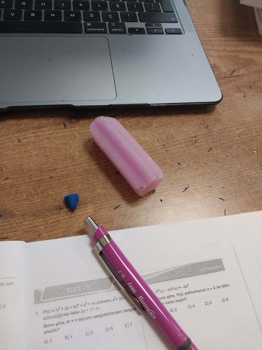 Arkadaşımin silgisini cepledim 😭😭 kucucuk silgiyle silmekten parmagim acidi 😭😭