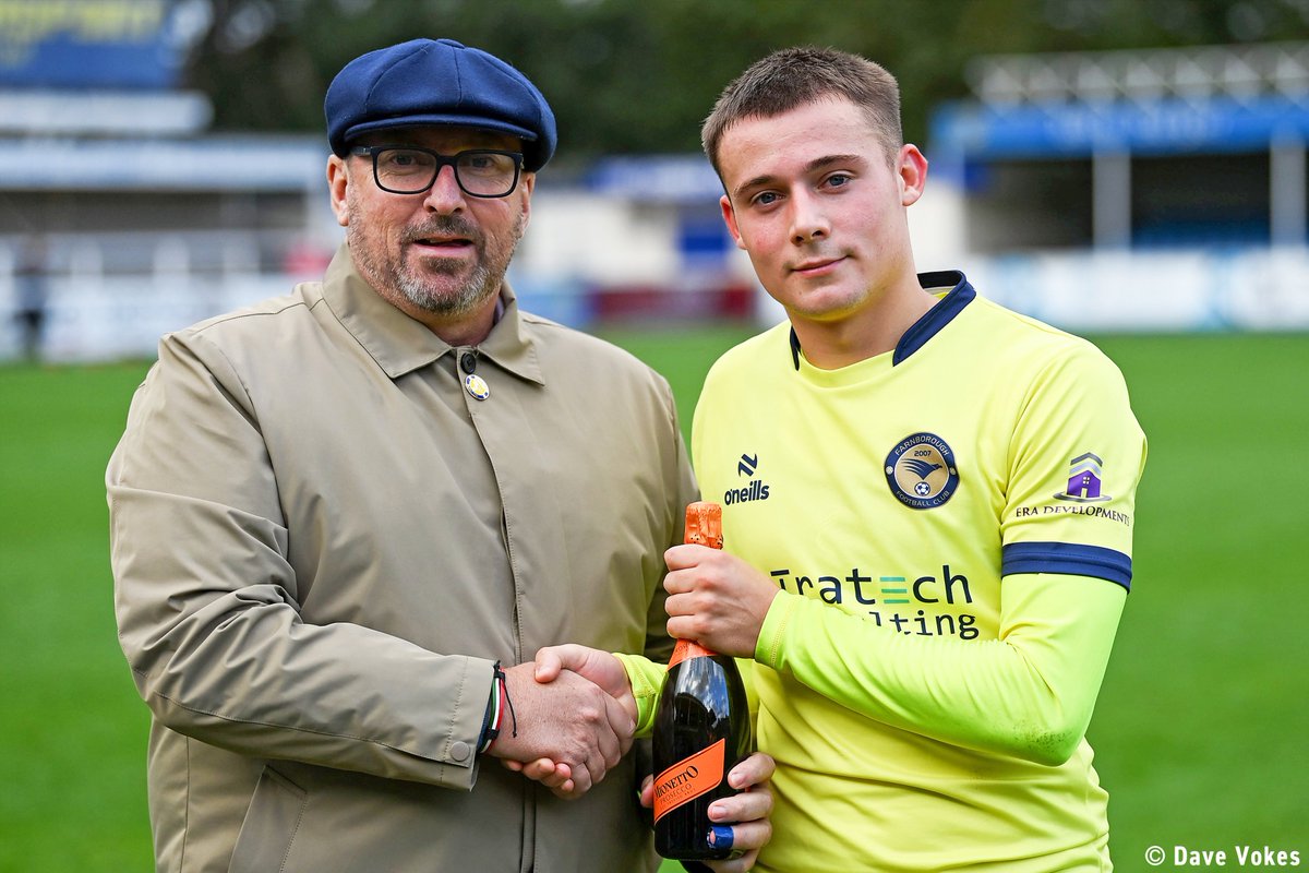 #FarnboroughFC Chairman Simon Gardener presenting midfielder Kai Jennings with his Man of the Match award 🍾