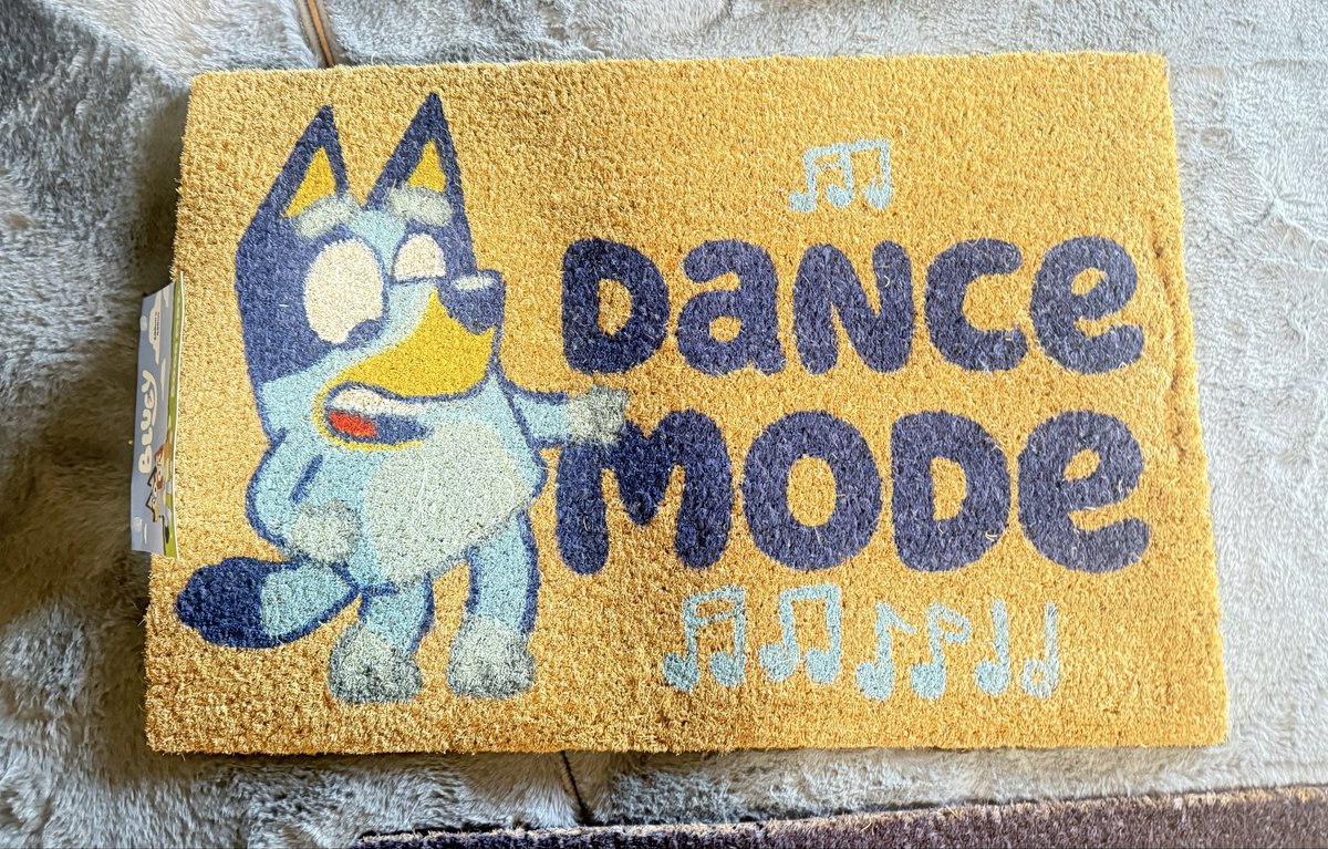Pomchi_Puppy's tweet image. Mum was doomscrolling though TikToK on Friday night and seen new Bluey gnomes so she got to Bunnings early yesterday and got them plus three doormats! 🐾

#tinkerbellthepomchi #pomchi #dogsoftwitter #dogsofx #tatertotsquad #bluey