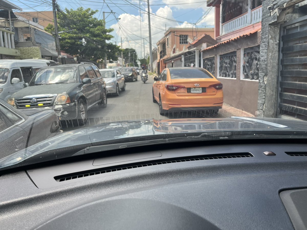 JawdatCruz's tweet photo. Calle Horizontal casi esq. Charles de Gaulle. Llegando a la Central de Lucerna. El dueño de la calle @digesettrd_ https://t.co/PzerRxQ4oW