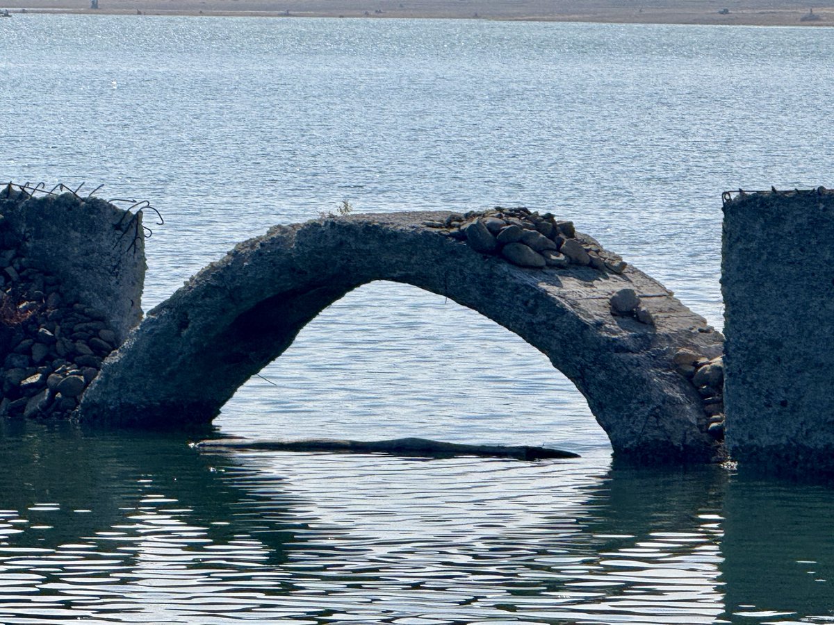 昨日のタウシュベツ。
真ん中のアーチがもうギリギリ。