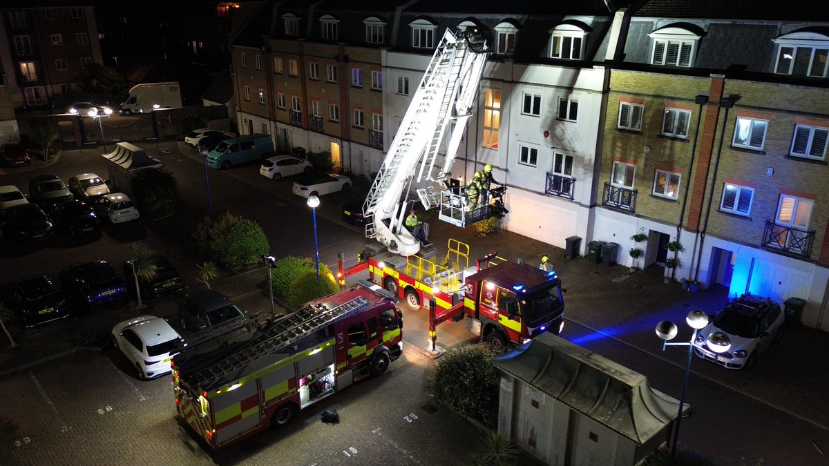 EchoDan11's tweet image. #Eastbourne - Dangerous Structure call tonight - #Hastings Alp assist with removal.