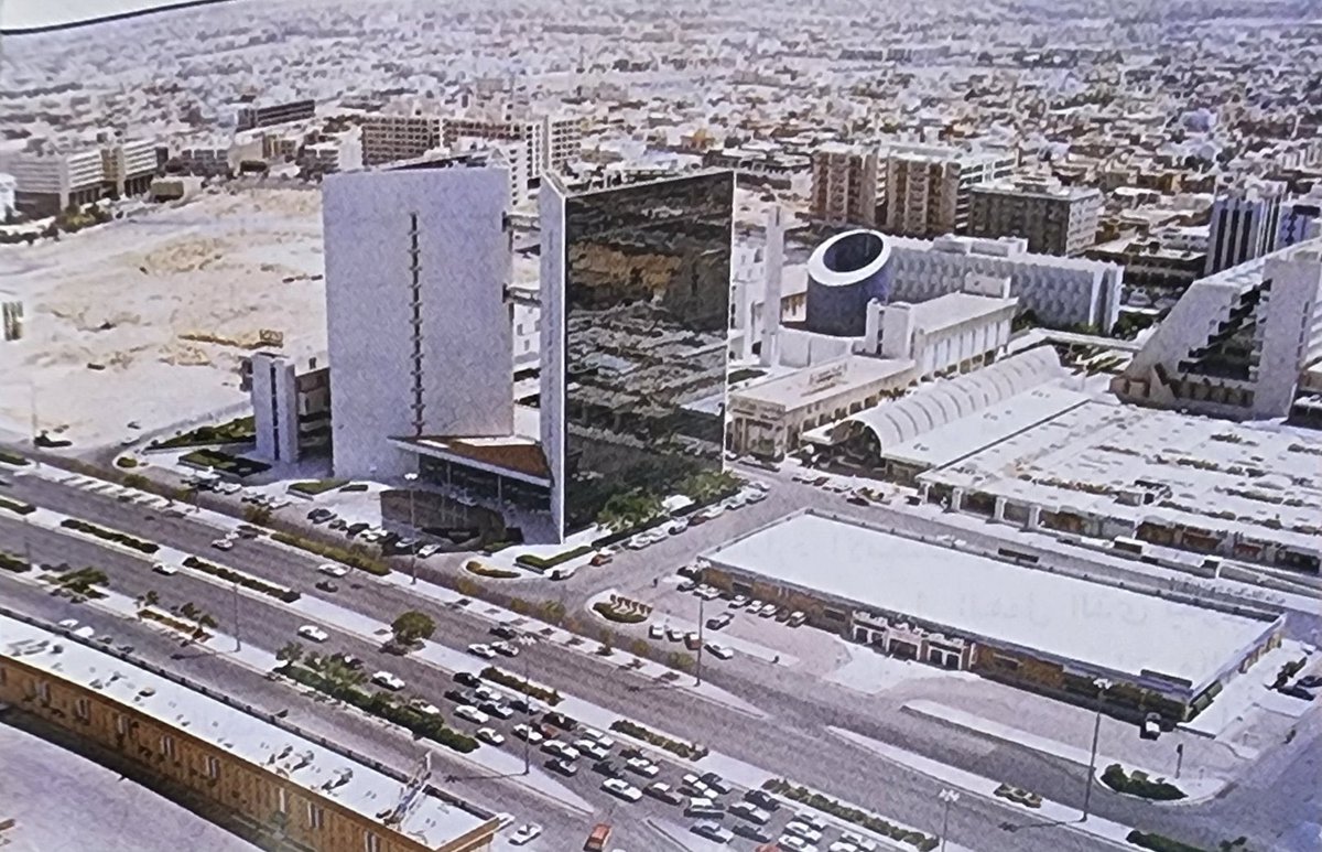 صورة فريدة ونادرة لما كان يسمى شارع الثمانين (امتداد طريق الملك فهد) عام (١٤٠٣) الموافق (١٩٨٣) ويظهر فيها أشهر مربع ترفيهي في مدينة الرياض..
أبراج الخيرية 
أسواق الجوهر
بلاد الألعاب
مطاعم هارديز