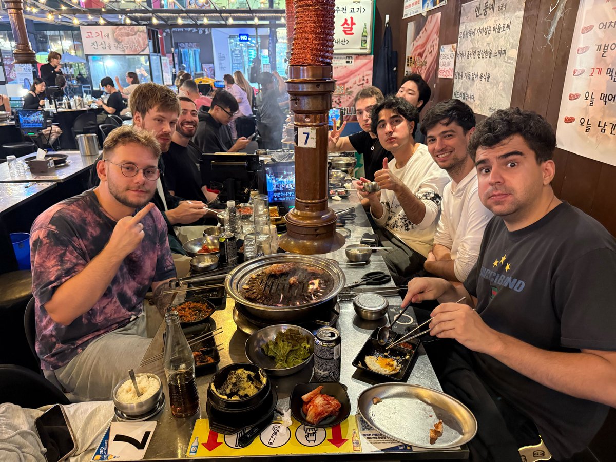 FlyQuest's tweet image. so called free thinkers of esports the second it comes to deciding where to eat
