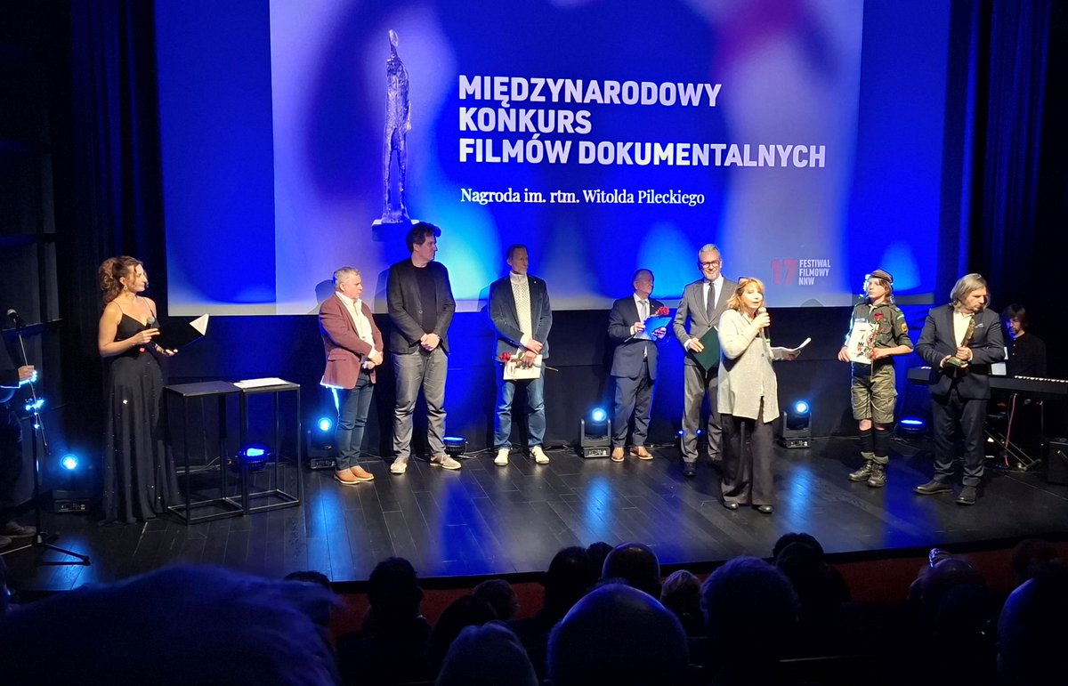 #KotwicaHistorii
#Gdynia. Nagrodzeni podczas Gali Finałowej 17 Międzynarodowego <a href="/FestiwalN/">Festiwal_NNW</a>. W tym Sygnet Niepodległości, który otrzymał pośmiertnie Sergiusz Piasecki. Foto.: Sobota,, 4 X  2025, patrz: