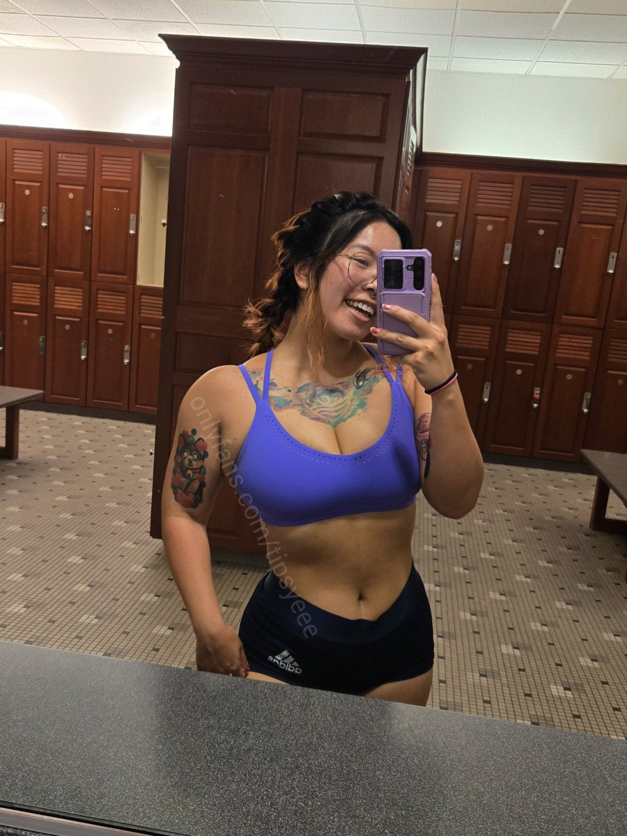 tipsyeee's tweet image. I like that this sports bra super highlights my traps lmao
