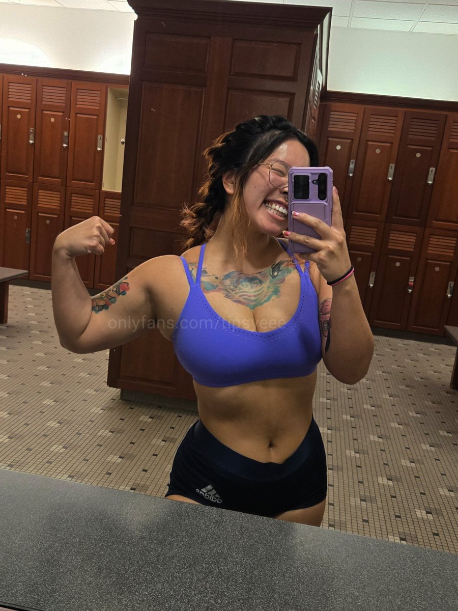 tipsyeee's tweet image. I like that this sports bra super highlights my traps lmao