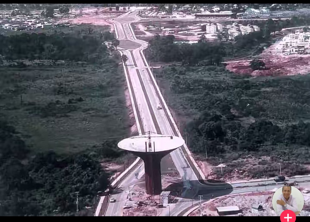 Hace 45 años construyeron Paseo Usumacinta, planeada, amplia, con camellones, banquetas, cruces y retornos. ¿Que falló? Porque no pudieron replicarlo en Boulevard Bicentenario unos años después, en vez de eso decidieron hacer una carretera sin infraestructura ni equipamiento.
