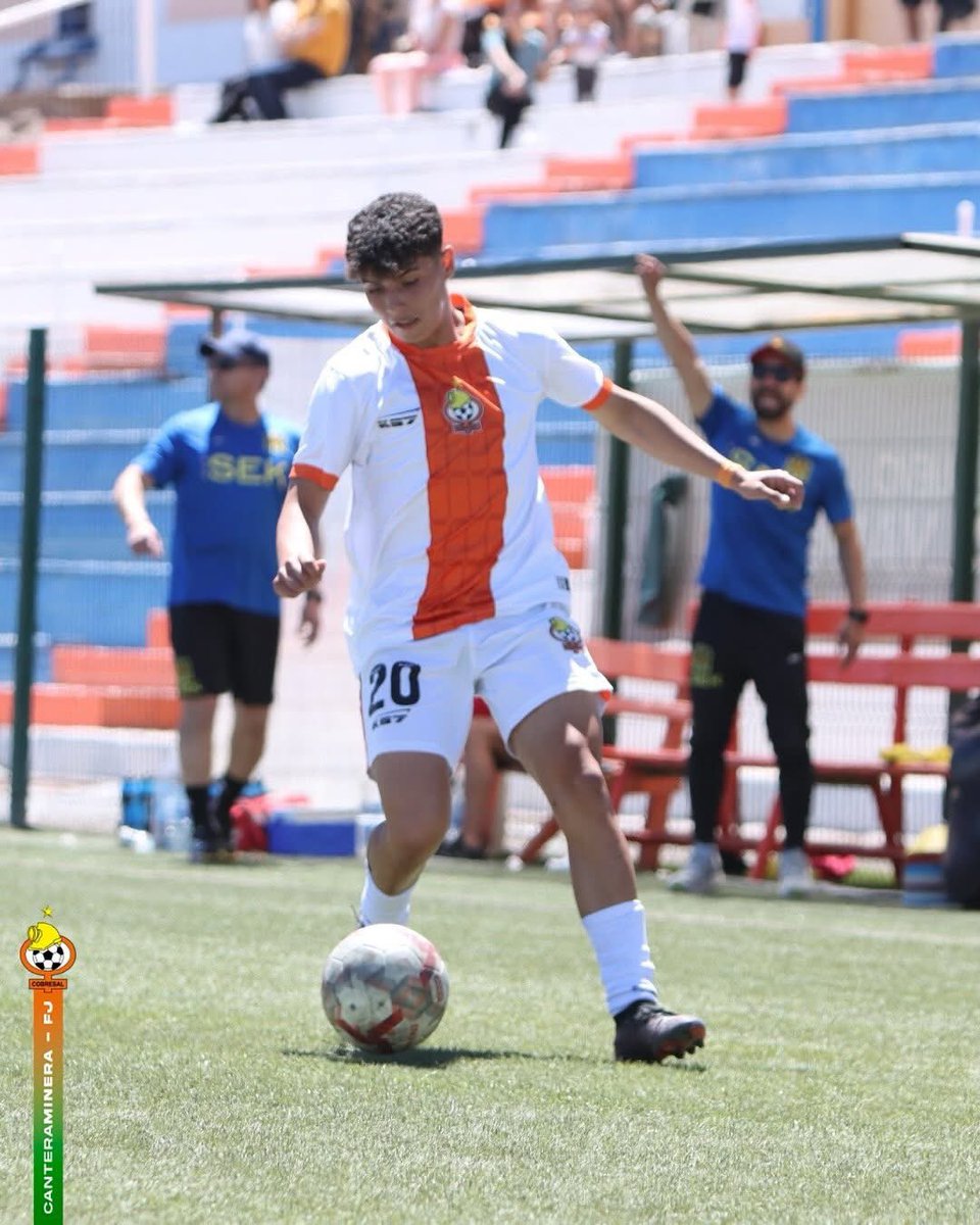 oscar_roco's tweet photo. Una alegria enorme por los triunfos de sub 18 y sub 20 de @ClubDepCobresal sobre a @UEoficial 
Ver en esta foto al enano de mi3rda del jefe tecnico de @UEoficial frustrado y con la pesima gestion en la cantera hispana.
@Jorge_Segovia_B le aconsejo ordenar su club. https://t.co/hDpJRL368E