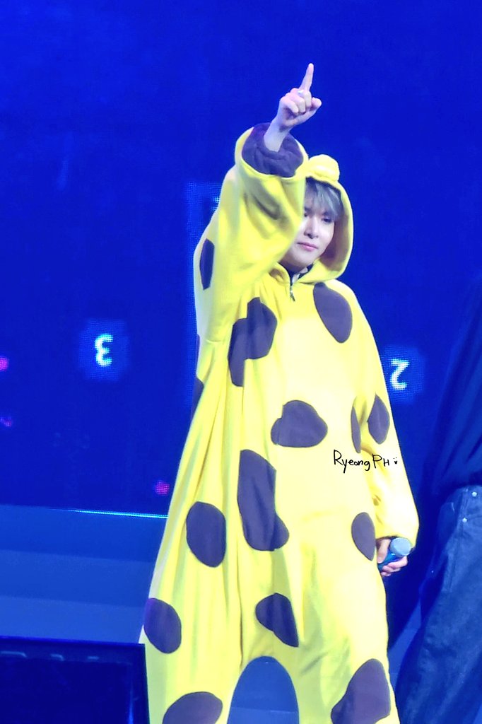 RyeongPH's tweet photo. 251004 SUPER SHOW 10 in MANILA

the cutest giraffe 🦒💛

#SS10inManila
#RYEOWOOK #려욱 #령구 https://t.co/Vp827Ipfn9