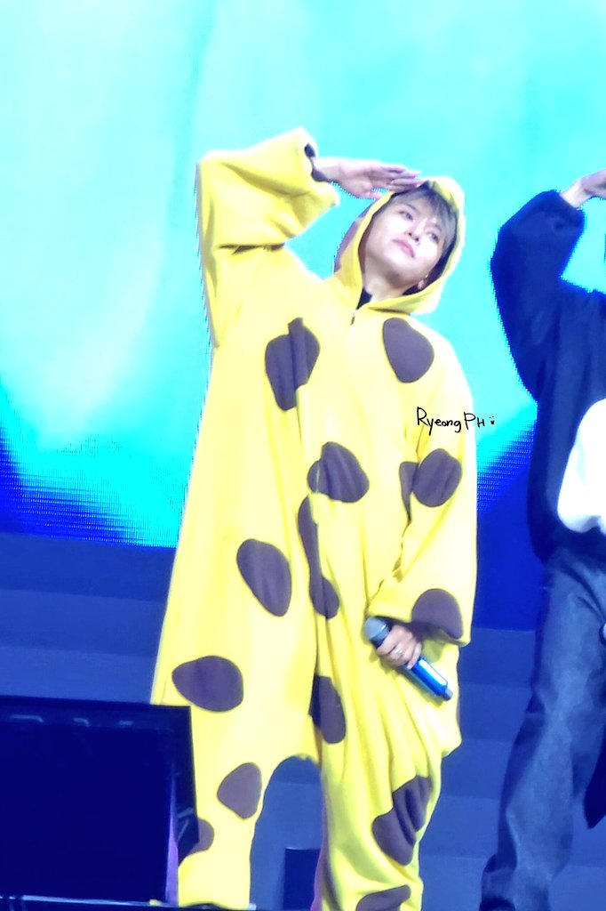 RyeongPH's tweet photo. 251004 SUPER SHOW 10 in MANILA

the cutest giraffe 🦒💛

#SS10inManila
#RYEOWOOK #려욱 #령구 https://t.co/Vp827Ipfn9
