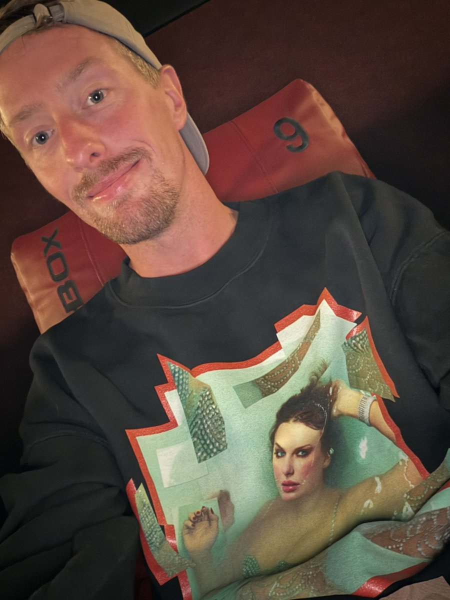 lancerboy90's tweet photo. #TSTheLifeOfAShowgirl crewneck showed up just in time today https://t.co/tU4WOn6Jpv