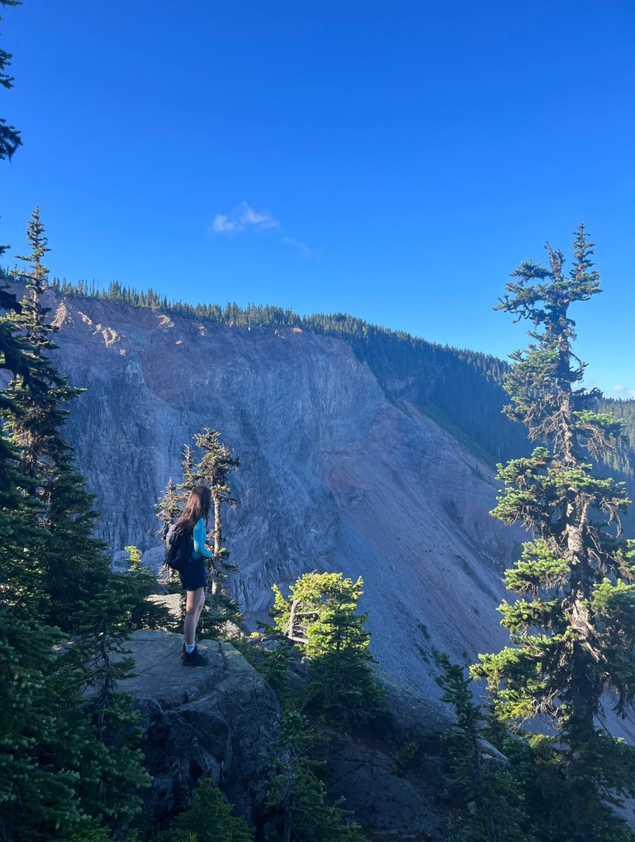 beckandreckdeck's tweet image. Lost in nature’s calm beauty 🌿⛰️ #HikingVibes #NatureLover