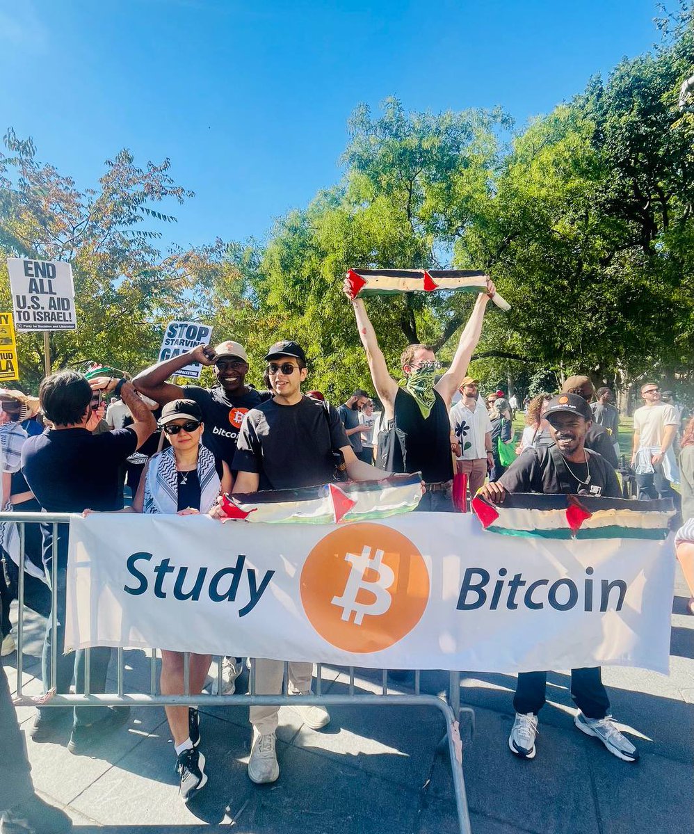 BitcoinWalkOrg's tweet image. Today’s @bitcoinwalk in #nyc ended in Washington Square Park where a #freepalestine protest was taking place 🇵🇸✌️
#proofofwalk from bitcoinwalk.org/nyc 🇺🇸