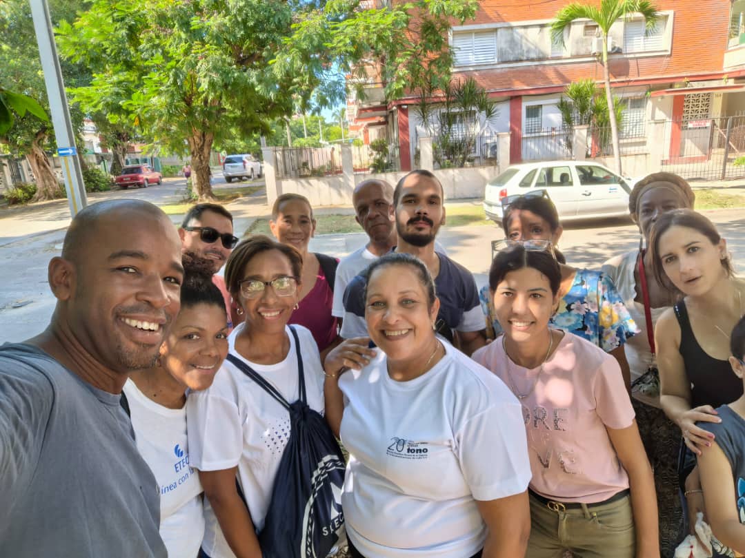 MayraArevich's tweet photo. Los jóvenes y trabajadores de ETECSA_Cuba de la región Norte de La Habana limpiaron los alrededores de su centros y se sumaron a las acciones de chapea y recogida de desechos sólidos en el barrio en transformación #ElFanguito del municipio Plaza.
#ConPlazaEnElCorazón https://t.co/fnQyHSP0BU