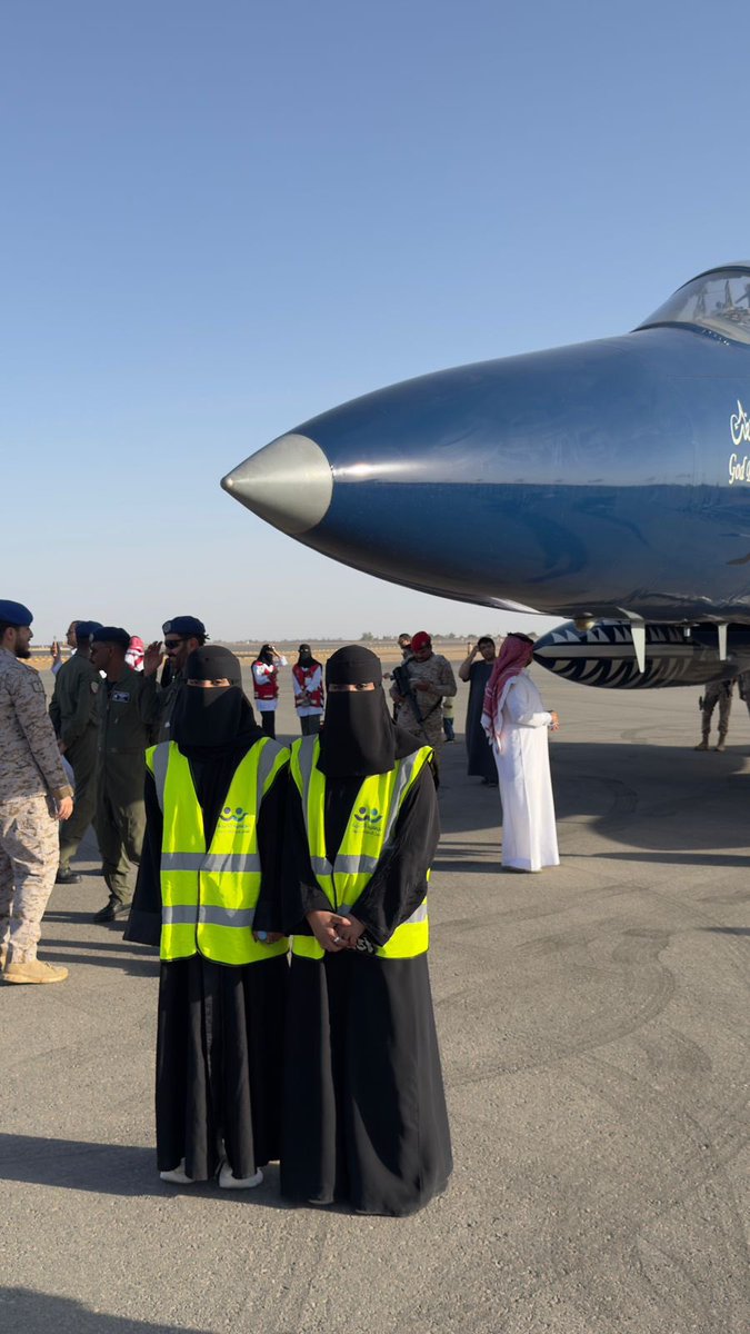 امتداداً للتعاون المشترك في المحافل الوطنية شاركت جمعية تبوك للعمل التطوعي بتنظيم حفل #اليوم_الوطني_السعودي_95 والعرض الأرضي لطائرات القوات الجوية الذي أقامته قاعدة الملك فيصل الجوية بالقطاع الشمالي بحضور قائد القاعدة اللواء طيار ركن : ابراهيم السلطان وعدد كبير من الأهالي والزوار