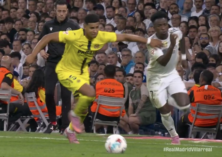 Bri_an2's tweet image. HOW IS THIS A FOUL AND A SECOND YELLOW?
WE ARE WITNESSING ANOTHER HISTORIC ROBBERY
