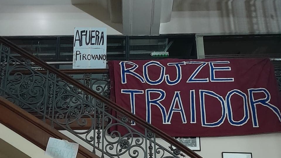 Hace apenas unos días el rector actual de la ENERC (Gabriel Rojze) le envió un nuevo régimen de asignación de carga horaria docente al presidente del INCAA (Carlos Pirovano). En él, se remueven derechos básicos a los docentes como vacaciones y feriados pagos. (Sigue)