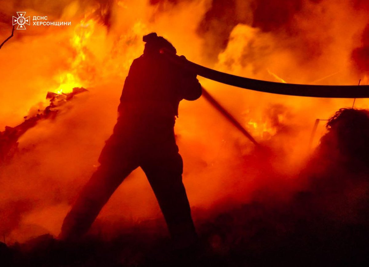 CommunityS_Help's tweet image. Courage in the Fire

Every mission in Kherson is a race against time.
Firefighters battle flames under shelling &amp;amp; drone attacks.

The danger comes not only from fire — but from the sky.
Help protect them with EW “Dronopad.”
👉 csh.ngo/link
📸 DSNS Kherson