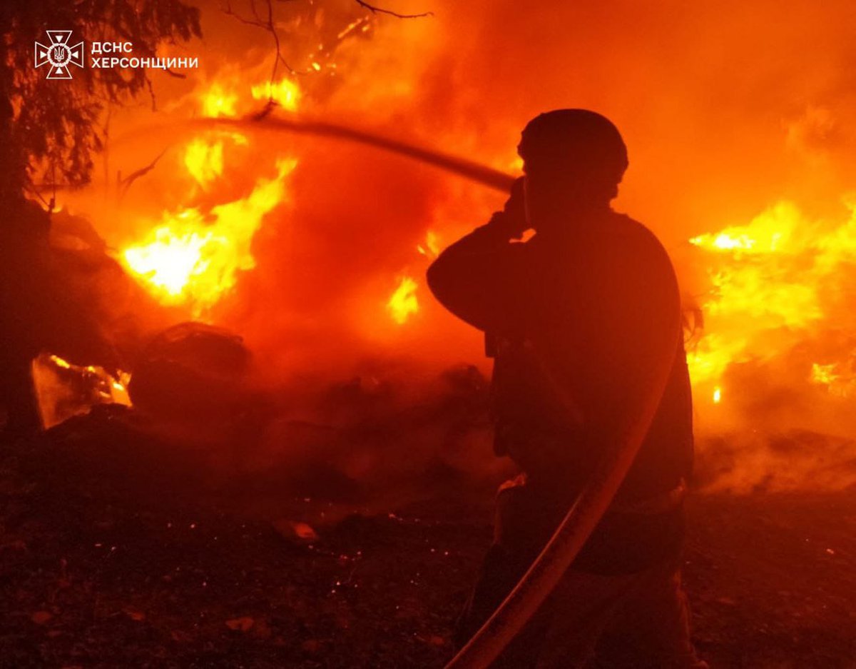 CommunityS_Help's tweet image. Courage in the Fire

Every mission in Kherson is a race against time.
Firefighters battle flames under shelling &amp;amp; drone attacks.

The danger comes not only from fire — but from the sky.
Help protect them with EW “Dronopad.”
👉 csh.ngo/link
📸 DSNS Kherson