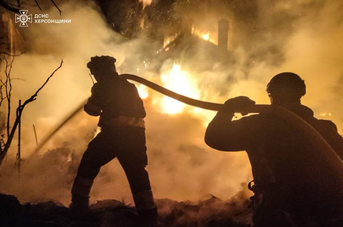 CommunityS_Help's tweet image. Courage in the Fire

Every mission in Kherson is a race against time.
Firefighters battle flames under shelling &amp;amp; drone attacks.

The danger comes not only from fire — but from the sky.
Help protect them with EW “Dronopad.”
👉 csh.ngo/link
📸 DSNS Kherson