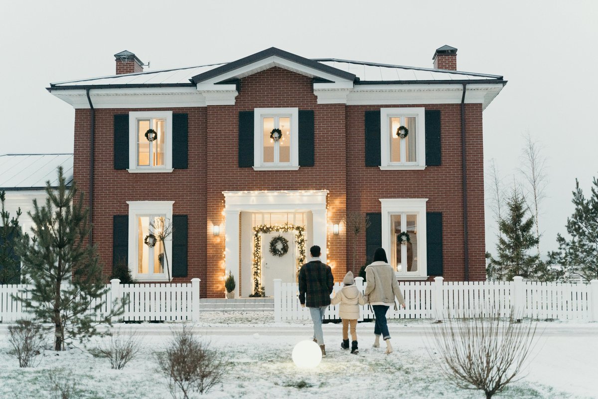 DreamyHomeStyle's tweet image. When choosing solar-powered pathway lights, consider  weatherproof designs, durability &amp;amp; warm or multicolor LEDs!

dreamyhomestyles.store

#HolidayDecorTip #PathwayLight #SolarLighting #OutdoorChristmasLight #FestiveYardDecor #EcoFriendlyDecor #WinterWonderland #ChristmasInStyle