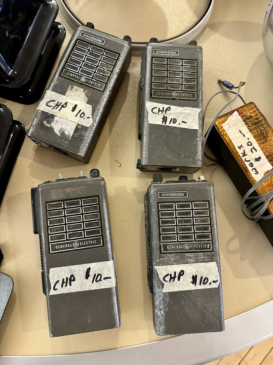 QuirkyQRP's tweet photo. Saw some neat old radio equipment in the swap meet for our local emergency vehicle car show.
#RetroRadio #VintageRadio #OldTimeRadio #RadioStuff https://t.co/hhNMWcoUVZ