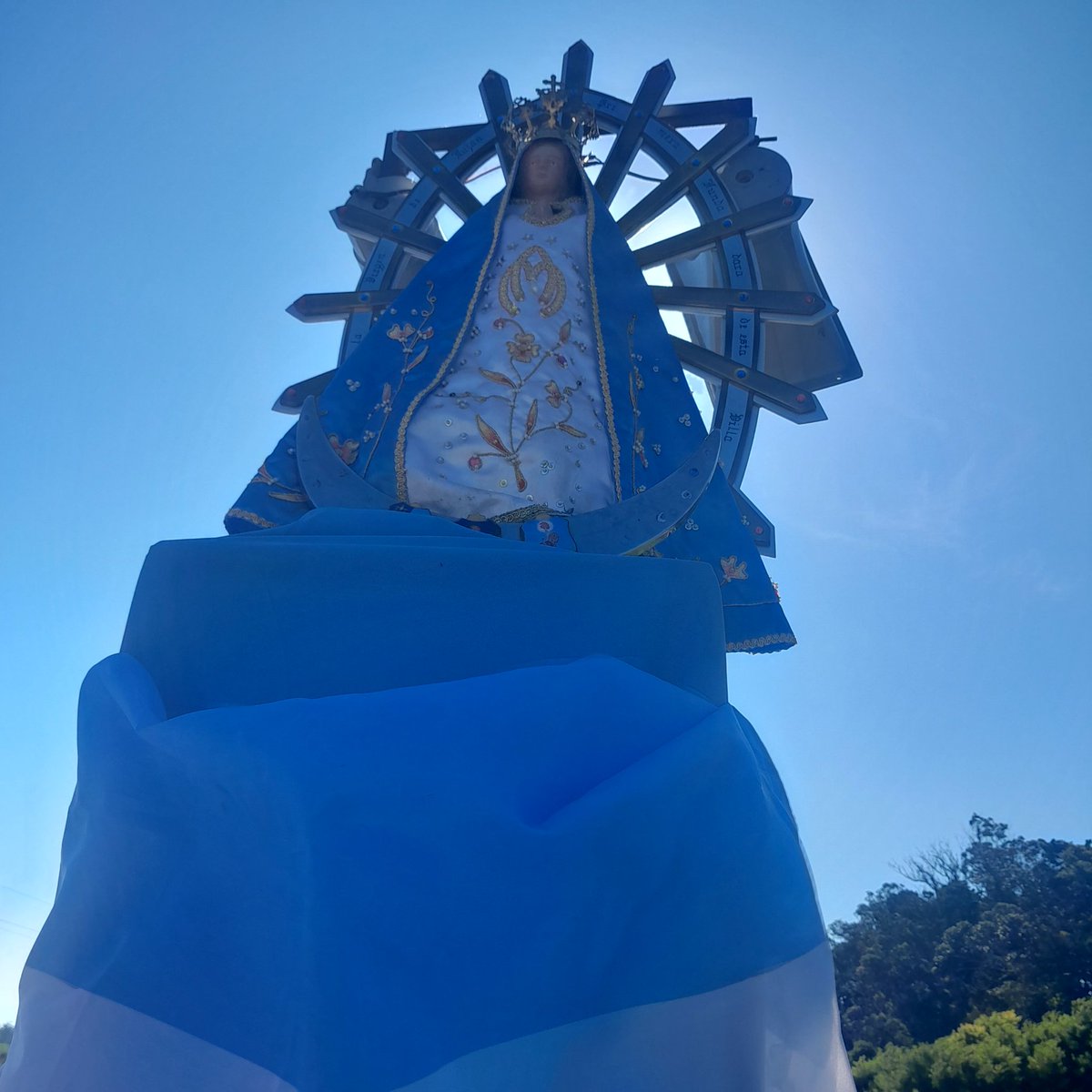 YoNoMeTraiciono's tweet photo. #Miramar peregrinos hacia #MarDelSur acompañando en lo pequeño (17km) a los peregrinos de #Lujan
Emotivo acompañarlos, alcanzarles el agua, compartir sonrisas
Maria bendice a nuestra patria
SANTA Teresita ruega a Dios por nosotros https://t.co/X9Fw3NgAE2