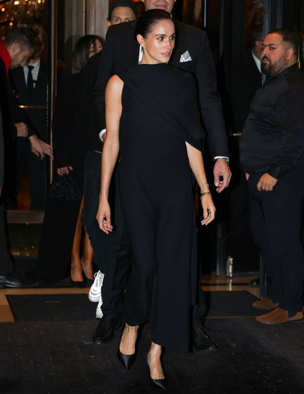 OMG 🖤✨ Stunning! Meghan Sussex for Balenciaga.

#MeghanSussex #Balenciaga