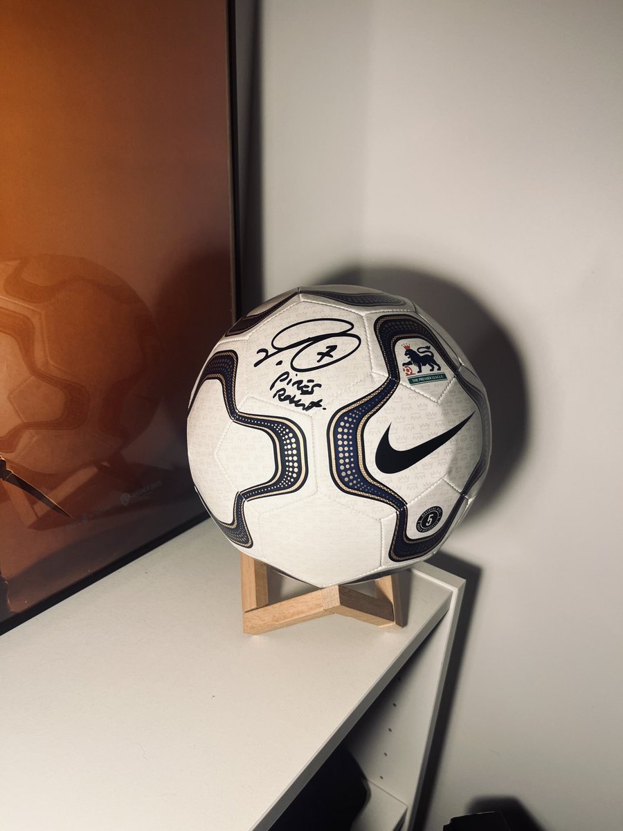 BarnabeDevaux's tweet photo. Je rentre à la maison avec le ballon sous le bras. Je me sens comme Henry après un match face à Leicester.

Quel plaisir d’avoir la chance de travailler avec des légendes de @premierleague ! Merci Robert Pirès 🤩 https://t.co/DieK7RlxTG