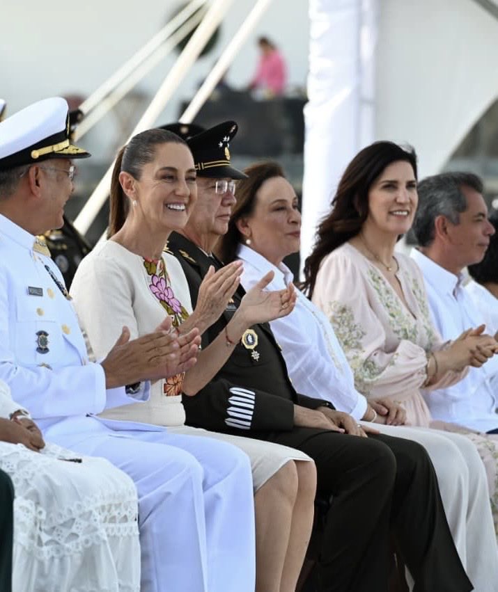 Juan Carlos Rocha (@rocha4t) on Twitter photo Qué rara “dictadura” donde a <a href="/kenialopezr/">Dra. Kenia López Rabadán</a> se le ve totalmente feliz. Qué rara “dictadura” donde a <a href="/kenialopezr/">Dra. Kenia López Rabadán</a> se le ve totalmente feliz.