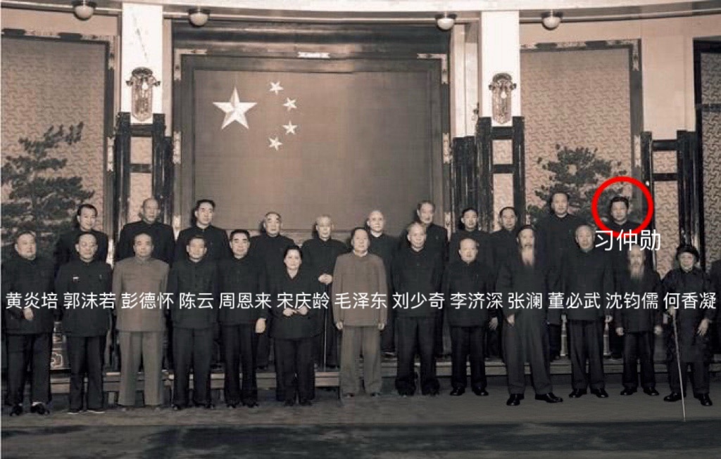 weichuanyufu's tweet photo. ☎️10.4 QMAY接听郭先生电话☎️郭先生问我：“你看到习近平他们去人民英雄纪念碑了吗？很多人不知道其中的门道。”

当年毛泽东建人民英雄纪念碑，把谎言刻在碑上的举动，就是为了宣示自己的霸权，也有意把知晓真相的人排除在外。习仲勋就是知情者之一。早年在延安，刘志丹、高岗、习仲勋已经建立了陕北根据地，毛泽东率领残部前来投靠。在抵达之前，毛泽东先为刘志丹等陕北红军地方领导人设下圈套，使刘志丹、高岗、习仲勋等差点丧命。随后，毛泽东又以“��世主”的姿态出现在延安，貌似是“解救”了他们，但实际上这一切都出自他的策划。后来刘志丹的遇害，也被认为与毛泽东暗中操控有关。因此，习仲勋深知毛泽东的权术本质，毛泽东也一直对习仲勋进行迫害。

“高岗自杀”事件后，习仲勋和邓小平长期不信任，矛盾在“8964”加剧。此后，江泽民和胡锦涛都延续了邓小平的政治路线，因此，习近平对毛泽东、邓小平、江泽民和胡锦涛的憎恨可谓根深蒂固、深入骨髓。

在10.1之际，习近平“瞻仰”人民英雄纪念碑，其背后传递的信息十分明确：他要向天下昭示，中国的江山是由他们习家父辈打下来的，而今天的中国，已经是习家族的天下。

前段时间的长春航展，就是一个典型的例子。能够参加和观看展会的人，全部都是军队内部拥护习近平的人，而其他人根本没有进入的机会。无论是参加航展的飞行员、工作人员、还是报道航展，以及国庆相关活动出镜的记者与主持人大多都是30岁以下的年轻人。这背后的用意十分明确，这就是一次军队内部的“文化革命”，用“隔代清”的方式，做一次精准且彻底的洗牌。让新的一代全面取代旧的一代，逐步铸造出一支只属于习近平的新型权力力量。

郭先生还说，“两情相悦，岂在朝朝暮暮。”这句话其实是骗人的，但我们很多人却习惯引用它。“我从小学一年级开始写情书，就总爱用这句话，结果老师常常提醒：得换一句了。”然而，当一句错误的话被重复一万遍后，人们就会把它当成真理。这种现象，就像习近平不断进行洗脑宣传、不断输出他的价值观一样。而我们，就是要在语言、思想和感情层面进行深度“打假”，让真实回归。