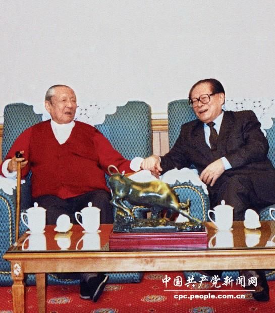 weichuanyufu's tweet photo. ☎️10.4 QMAY接听郭先生电话☎️郭先生问我：“你看到习近平他们去人民英雄纪念碑了吗？很多人不知道其中的门道。”

当年毛泽东建人民英雄纪念碑，把谎言刻在碑上的举动，就是为了宣示自己的霸权，也有意把知晓真相的人排除在外。习仲勋就是知情者之一。早年在延安，刘志丹、高岗、习仲勋已经建立了陕北根据地，毛泽东率领残部前来投靠。在抵达之前，毛泽东先为刘志丹等陕北红军地方领导人设下圈套，使刘志丹、高岗、习仲勋等差点丧命。随后，毛泽东又以“��世主”的姿态出现在延安，貌似是“解救”了他们，但实际上这一切都出自他的策划。后来刘志丹的遇害，也被认为与毛泽东暗中操控有关。因此，习仲勋深知毛泽东的权术本质，毛泽东也一直对习仲勋进行迫害。

“高岗自杀”事件后，习仲勋和邓小平长期不信任，矛盾在“8964”加剧。此后，江泽民和胡锦涛都延续了邓小平的政治路线，因此，习近平对毛泽东、邓小平、江泽民和胡锦涛的憎恨可谓根深蒂固、深入骨髓。

在10.1之际，习近平“瞻仰”人民英雄纪念碑，其背后传递的信息十分明确：他要向天下昭示，中国的江山是由他们习家父辈打下来的，而今天的中国，已经是习家族的天下。

前段时间的长春航展，就是一个典型的例子。能够参加和观看展会的人，全部都是军队内部拥护习近平的人，而其他人根本没有进入的机会。无论是参加航展的飞行员、工作人员、还是报道航展，以及国庆相关活动出镜的记者与主持人大多都是30岁以下的年轻人。这背后的用意十分明确，这就是一次军队内部的“文化革命”，用“隔代清”的方式，做一次精准且彻底的洗牌。让新的一代全面取代旧的一代，逐步铸造出一支只属于习近平的新型权力力量。

郭先生还说，“两情相悦，岂在朝朝暮暮。”这句话其实是骗人的，但我们很多人却习惯引用它。“我从小学一年级开始写情书，就总爱用这句话，结果老师常常提醒：得换一句了。”然而，当一句错误的话被重复一万遍后，人们就会把它当成真理。这种现象，就像习近平不断进行洗脑宣传、不断输出他的价值观一样。而我们，就是要在语言、思想和感情层面进行深度“打假”，让真实回归。
