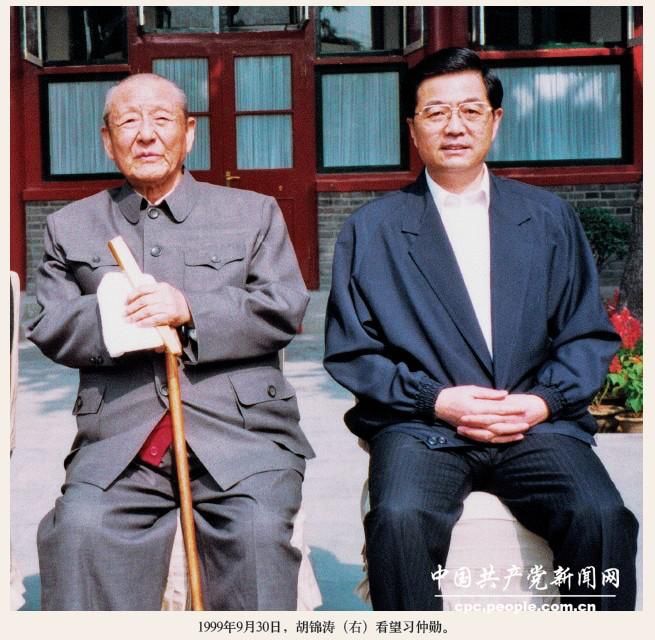 weichuanyufu's tweet photo. ☎️10.4 QMAY接听郭先生电话☎️郭先生问我：“你看到习近平他们去人民英雄纪念碑了吗？很多人不知道其中的门道。”

当年毛泽东建人民英雄纪念碑，把谎言刻在碑上的举动，就是为了宣示自己的霸权，也有意把知晓真相的人排除在外。习仲勋就是知情者之一。早年在延安，刘志丹、高岗、习仲勋已经建立了陕北根据地，毛泽东率领残部前来投靠。在抵达之前，毛泽东先为刘志丹等陕北红军地方领导人设下圈套，使刘志丹、高岗、习仲勋等差点丧命。随后，毛泽东又以“��世主”的姿态出现在延安，貌似是“解救”了他们，但实际上这一切都出自他的策划。后来刘志丹的遇害，也被认为与毛泽东暗中操控有关。因此，习仲勋深知毛泽东的权术本质，毛泽东也一直对习仲勋进行迫害。

“高岗自杀”事件后，习仲勋和邓小平长期不信任，矛盾在“8964”加剧。此后，江泽民和胡锦涛都延续了邓小平的政治路线，因此，习近平对毛泽东、邓小平、江泽民和胡锦涛的憎恨可谓根深蒂固、深入骨髓。

在10.1之际，习近平“瞻仰”人民英雄纪念碑，其背后传递的信息十分明确：他要向天下昭示，中国的江山是由他们习家父辈打下来的，而今天的中国，已经是习家族的天下。

前段时间的长春航展，就是一个典型的例子。能够参加和观看展会的人，全部都是军队内部拥护习近平的人，而其他人根本没有进入的机会。无论是参加航展的飞行员、工作人员、还是报道航展，以及国庆相关活动出镜的记者与主持人大多都是30岁以下的年轻人。这背后的用意十分明确，这就是一次军队内部的“文化革命”，用“隔代清”的方式，做一次精准且彻底的洗牌。让新的一代全面取代旧的一代，逐步铸造出一支只属于习近平的新型权力力量。

郭先生还说，“两情相悦，岂在朝朝暮暮。”这句话其实是骗人的，但我们很多人却习惯引用它。“我从小学一年级开始写情书，就总爱用这句话，结果老师常常提醒：得换一句了。”然而，当一句错误的话被重复一万遍后，人们就会把它当成真理。这种现象，就像习近平不断进行洗脑宣传、不断输出他的价值观一样。而我们，就是要在语言、思想和感情层面进行深度“打假”，让真实回归。